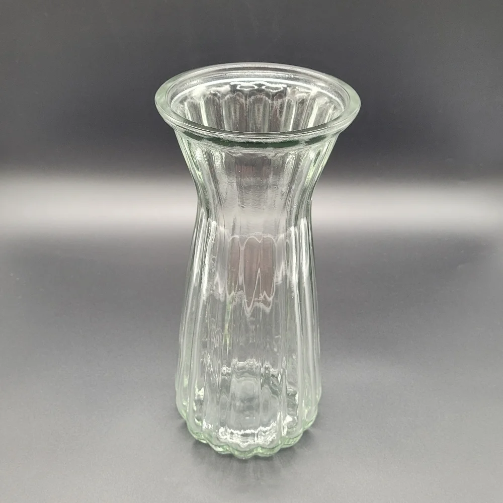 Clear Ribbed Glass Flower Vase​​​